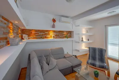 House 202 m², Rogoznica - quiet location and open sea view - 20