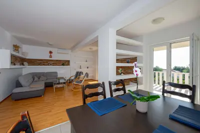 House 202 m², Rogoznica - quiet location and open sea view - 14