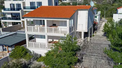 Kuća 202 m², Rogoznica - mirna lokacija i otvoren pogled na more