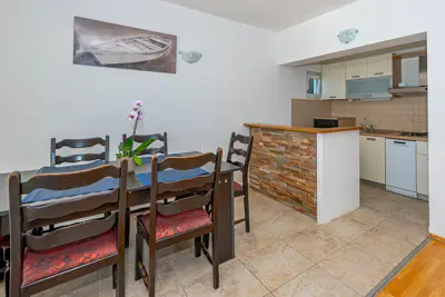 House 202 m², Rogoznica - quiet location and open sea view - 12
