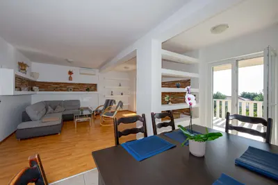 Kuća 202 m², Rogoznica - mirna lokacija i otvoren pogled na more - 12