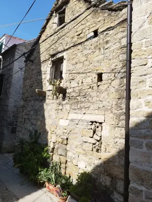 Kamena kuća, Kaštel Sućurac, 50 m od mora i blizu centra