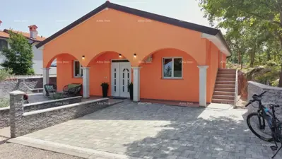 Haus mit wunderschönem Blick auf die Berge, Terrasse, Garten, Grill und Privatparkplatz.