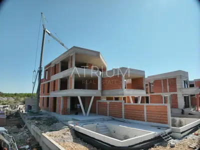 Stan 126 m² u Vodicama, bazen i ograđeni vrt