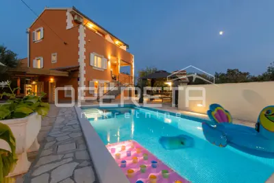 Kuća s bazenom i apartmanima u mirnom dijelu Rogoznice