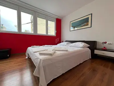 Stan u Makarskoj, 50 m od rive, južna orijentacija - 2