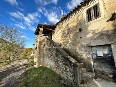 Kuća 250 m², Cerovlje - istarska stancija i okućnica 11.000 m² - 2