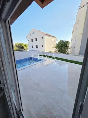 Stan 90 m², Vodice - novogradnja s vrtom i bazenom - 16