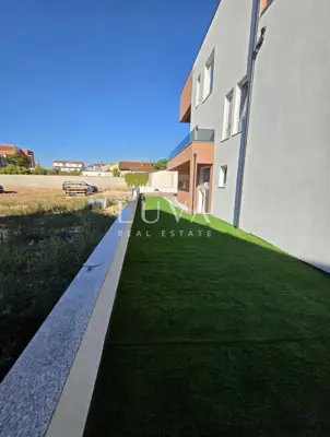 Stan 90 m², Vodice - novogradnja s vrtom i bazenom - 20