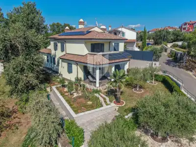 Haus 400 m², Rovinj - ruhige Straße und Grundstücksfläche - 2