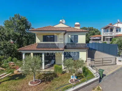 Haus 400 m², Rovinj - ruhige Straße und Grundstücksfläche