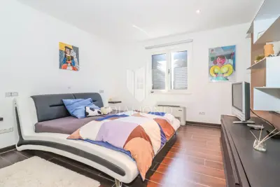 Haus 400 m², Rovinj - ruhige Straße und Grundstücksfläche - 16