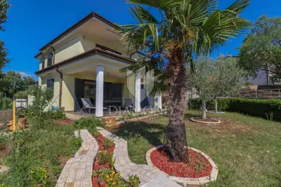 Haus 400 m², Rovinj - ruhige Straße und Grundstücksfläche - 3