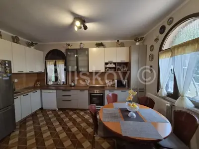 Brač, Supetar, freistehendes zweistöckiges Haus zu verkaufen - 8