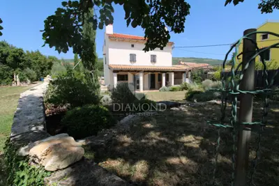 Haus im autochthonen Stil mit Meerblick