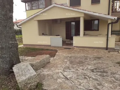 NOVIGRAD - Prodaja dva stana u obiteljskoj kući