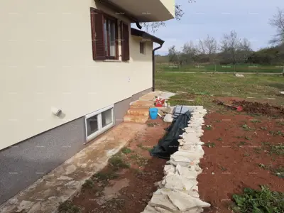 NOVIGRAD - Prodaja dva stana u obiteljskoj kući - 3