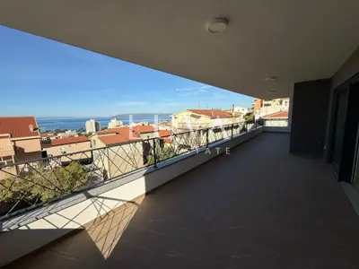 Stan 165,4 m², Makarska - pogled na more i lođe