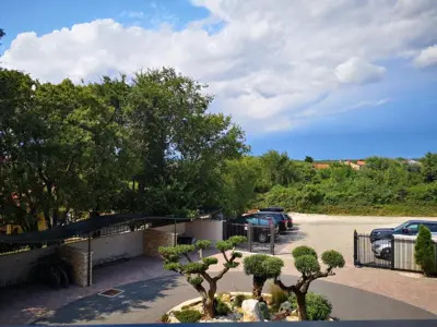 Apartment 52 m², Peroj - shared pool and garden area - 6