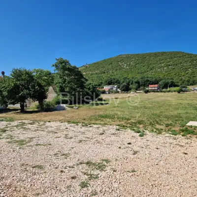 Građevno zemljište 4 000 m², Dicmo Osoje, uz glavnu prometnicu