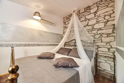 ISTRA, BUJE - Poslovno-stambeni objekt s uhodanim poslom - 7