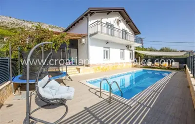 Haus in Omiš, 490 m² Grundstück und beheizter Pool