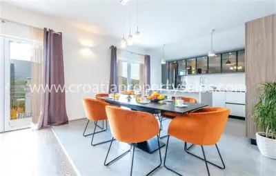 House in Omiš, 490 m² of land and heated pool - 4