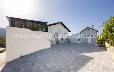 House in Omiš, 490 m² of land and heated pool - 3