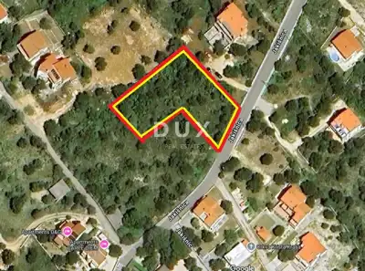 Building plot, Jakišnica - quiet location, 250 m from the sea - 2