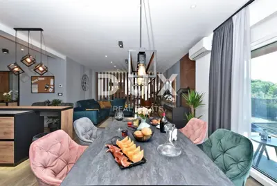Wohnung 197 m², Pješčana Uvala - 200 m zum Meer, Gartenanlage