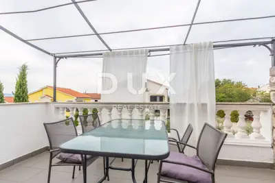 Wohnung 100 m², Njivice - 450 m vom Meer, 3 Terrassen