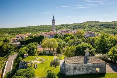 Building land 2,870 m², Pićan - quiet location