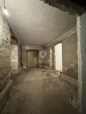 Commercial space in the center of Pula, basement space with potential - 2