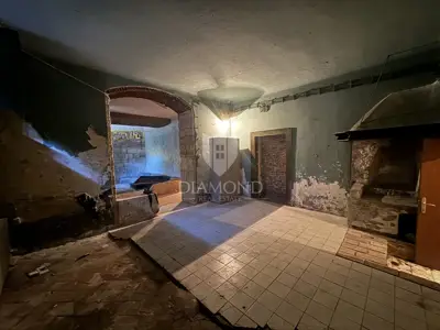 Commercial space in the center of Pula, basement space with potential - 5