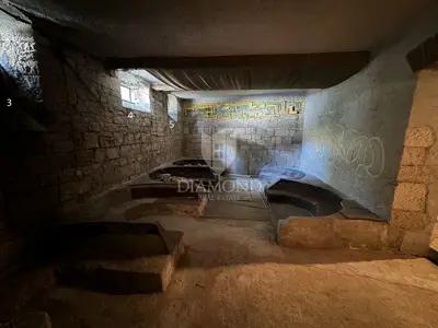 Commercial space in the center of Pula, basement space with potential - 6