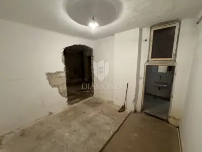 Commercial space in the center of Pula, basement space with potential - 9