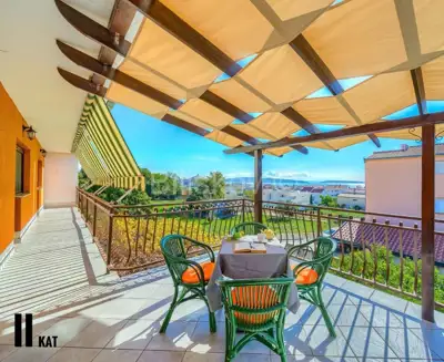 Kuća 527 m², Kaštel Lukšić, mirna lokacija uz zelenilo - 4