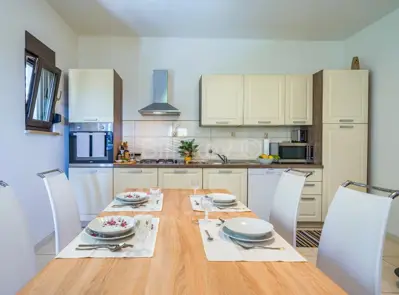 Kuća 527 m², Kaštel Lukšić, mirna lokacija uz zelenilo - 6