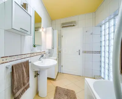 Kuća 527 m², Kaštel Lukšić, mirna lokacija uz zelenilo - 19