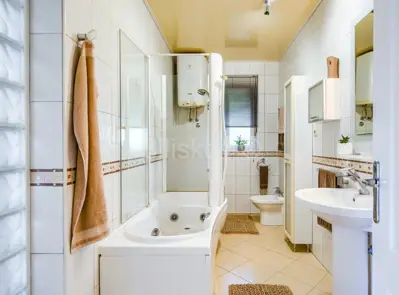 Kuća 527 m², Kaštel Lukšić, mirna lokacija uz zelenilo - 20