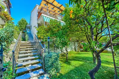 Kuća 527 m², Kaštel Lukšić, mirna lokacija uz zelenilo
