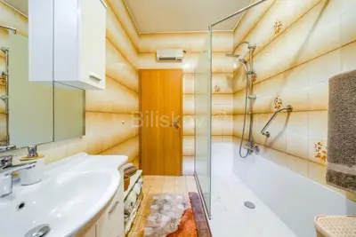 Kuća 527 m², Kaštel Lukšić, mirna lokacija uz zelenilo - 21