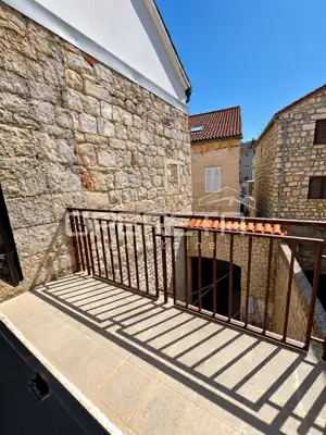 Kuća 60 m², Vis - 100 m od Rive i privatno dvorište - 17
