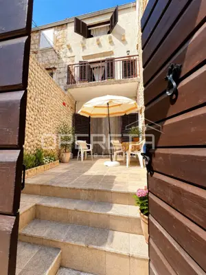 Kuća 60 m², Vis - 100 m od Rive i privatno dvorište
