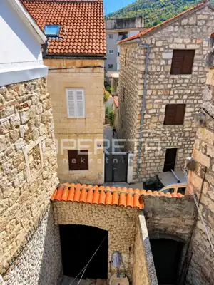 Kuća 60 m², Vis - 100 m od Rive i privatno dvorište - 18