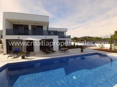 Villa 237 m², Šolta - moderne Villa mit Pool und Wellnessbereich