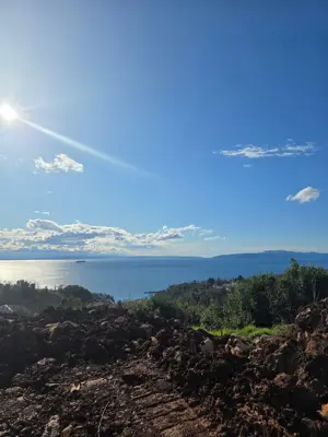 Građevinsko zemljište u Ičićima – moderna vila s bazenom, spremno za gradnju