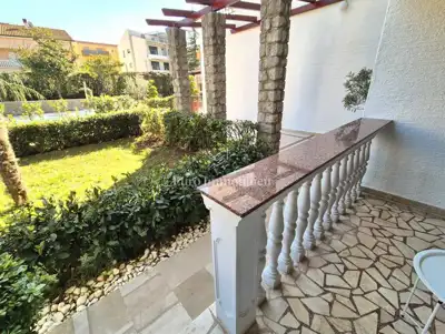 Newly renovated ground-floor apartment with garden area - 2