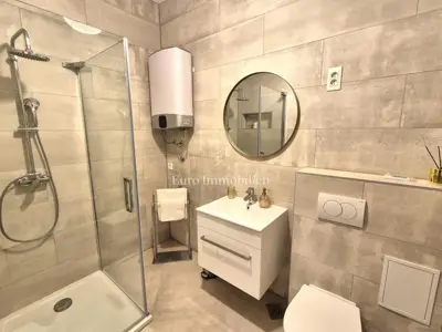 Newly renovated ground-floor apartment with garden area - 9
