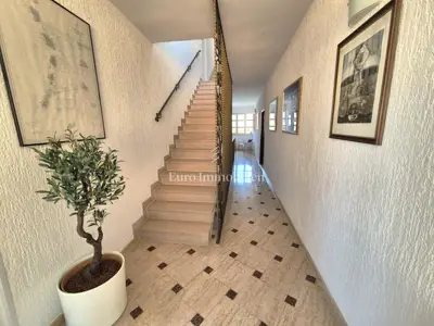 Newly renovated ground-floor apartment with garden area - 11